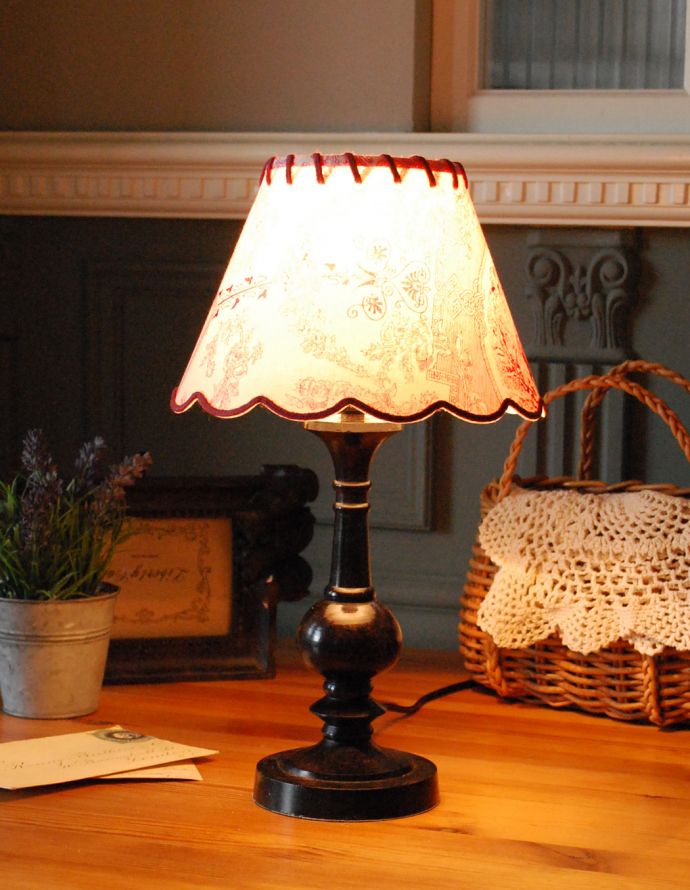 コントワールドファミーユ　照明・ライティング　コントワール・ド・ファミーユのテーブルランプ（マチルド）。ベッドサイドやチェストの上に置いてみてください。(cfs-211)