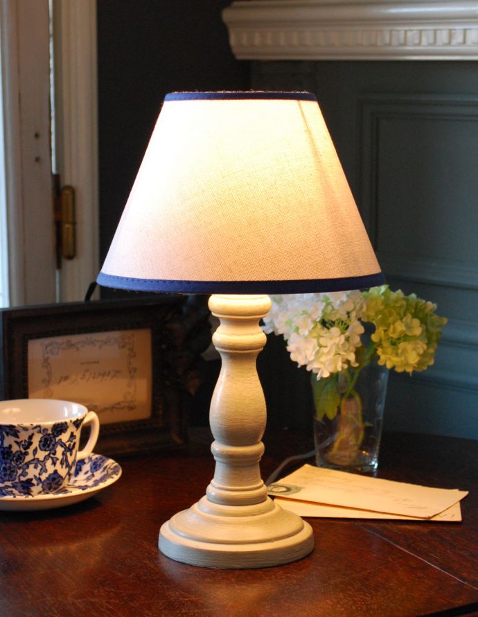 コントワールドファミーユ　照明・ライティング　ブルーのラインがお洒落な布シェード、コントワール・ド・ファミーユのテーブルランプ。ベッドサイドやチェストの上に置いてみてください。(cfs-220)
