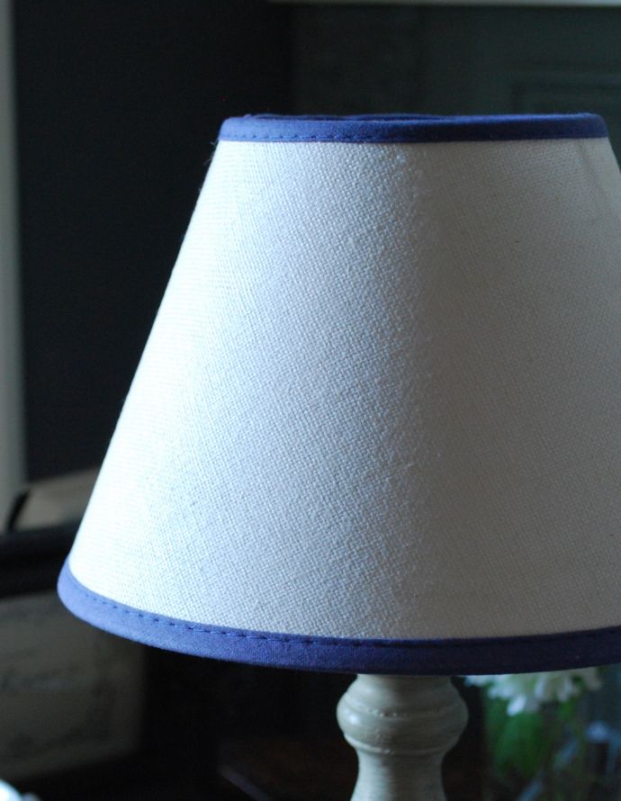 コントワールドファミーユ　照明・ライティング　ブルーのラインがお洒落な布シェード、コントワール・ド・ファミーユのテーブルランプ。ホワイトベースにはっきりとしたブルーのラインが２本。(cfs-220)