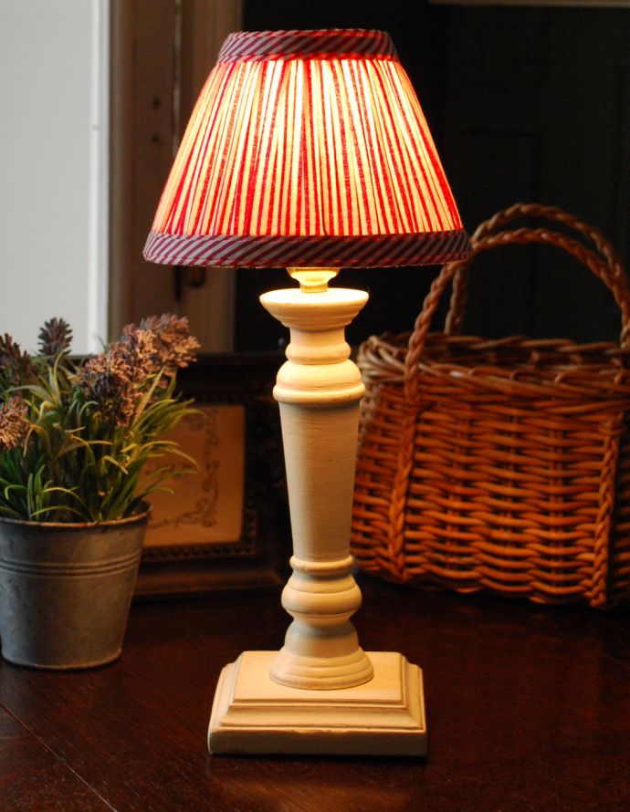 コントワールドファミーユ　照明・ライティング　赤のストライプが可愛い、コントワール・ド・ファミーユのテーブルランプ。ベッドサイドやチェストの上に置いてみてください。(cfs-221)