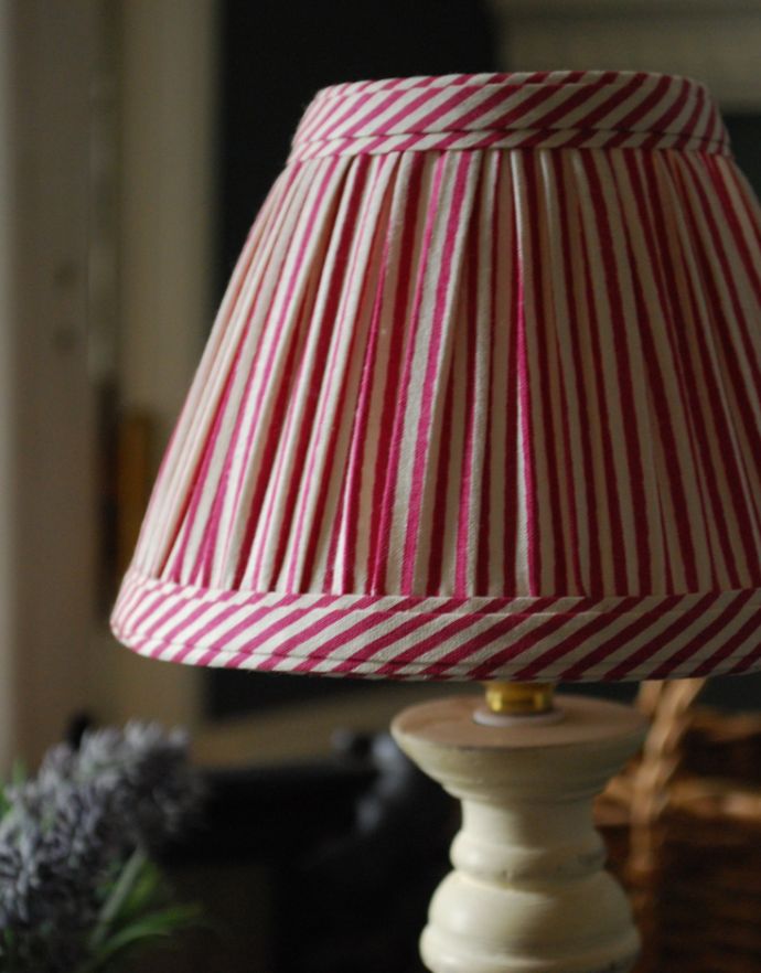 コントワールドファミーユ　照明・ライティング　赤のストライプが可愛い、コントワール・ド・ファミーユのテーブルランプ。大人可愛いストライプのシェードです。(cfs-221)