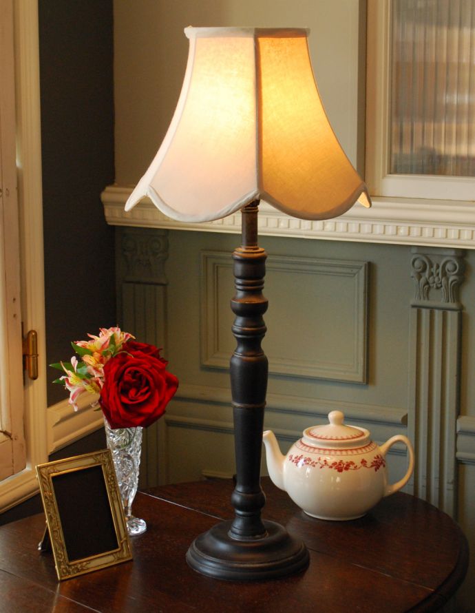 コントワールドファミーユ 照明・ライティング コントワール・ド・ファミーユの布シェード×彫りがキレイなスタンドのテーブルランプ。ベッドサイドやチェストの上に置いてみてください。(cfs-223)