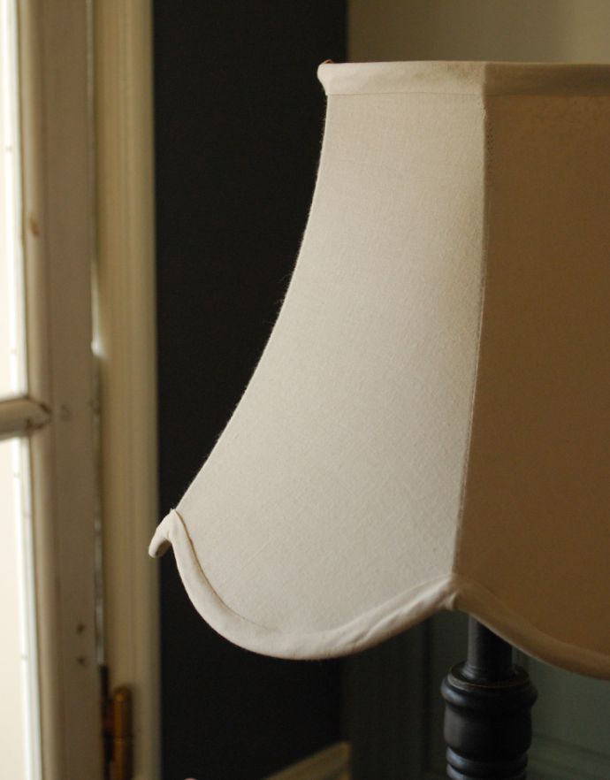 コントワールドファミーユ 照明・ライティング コントワール・ド・ファミーユの布シェード×彫りがキレイなスタンドのテーブルランプ。シンプルだけど女性らしいデザインです。(cfs-223)