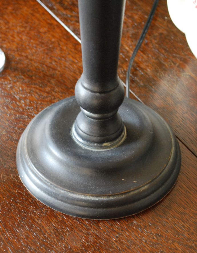 コントワールドファミーユ 照明・ライティング コントワール・ド・ファミーユの布シェード×彫りがキレイなスタンドのテーブルランプ。土台はしっかりとした安定感があります。(cfs-223)