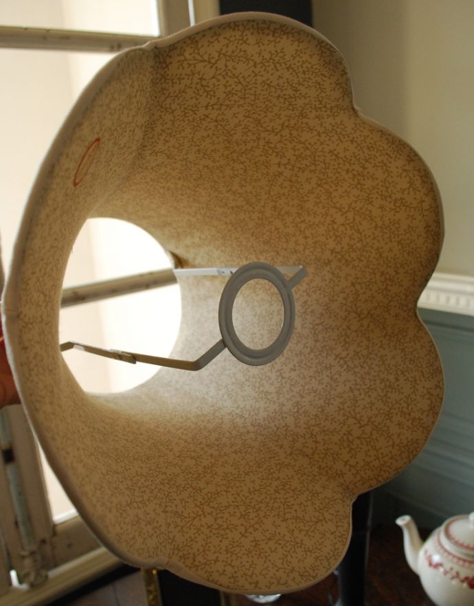 コントワールドファミーユ 照明・ライティング コントワール・ド・ファミーユの布シェード×彫りがキレイなスタンドのテーブルランプ。ボトムホルダータイプです。(cfs-223)