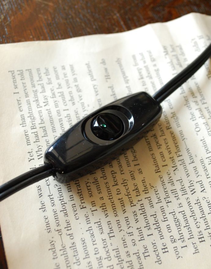 コントワールドファミーユ 照明・ライティング コントワール・ド・ファミーユの布シェード×彫りがキレイなスタンドのテーブルランプ。手元で切り替えが出来るタイプです。(cfs-223)