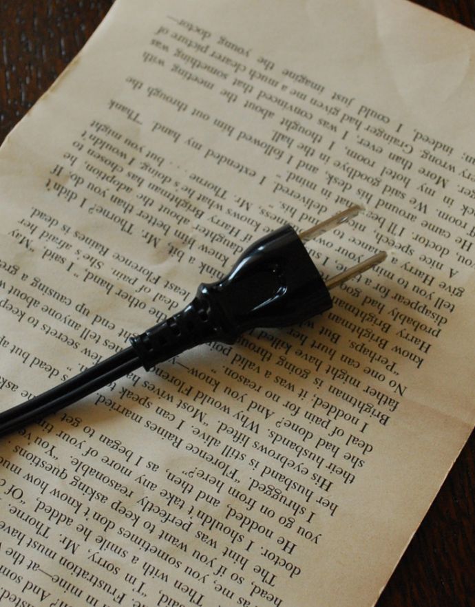 コントワールドファミーユ 照明・ライティング コントワール・ド・ファミーユの布シェード×彫りがキレイなスタンドのテーブルランプ。コードは、ブラックカラーになっています。(cfs-223)