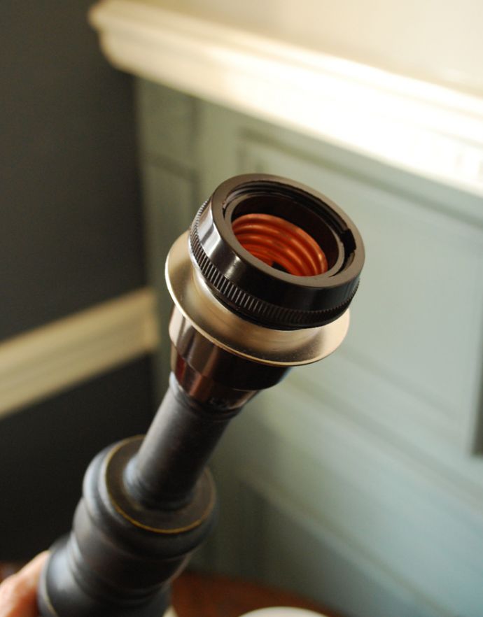 コントワールドファミーユ 照明・ライティング コントワール・ド・ファミーユの布シェード×彫りがキレイなスタンドのテーブルランプ。量販店にてご購入可能な国産球(口径E26対応です)LEDも使えます。(cfs-223)