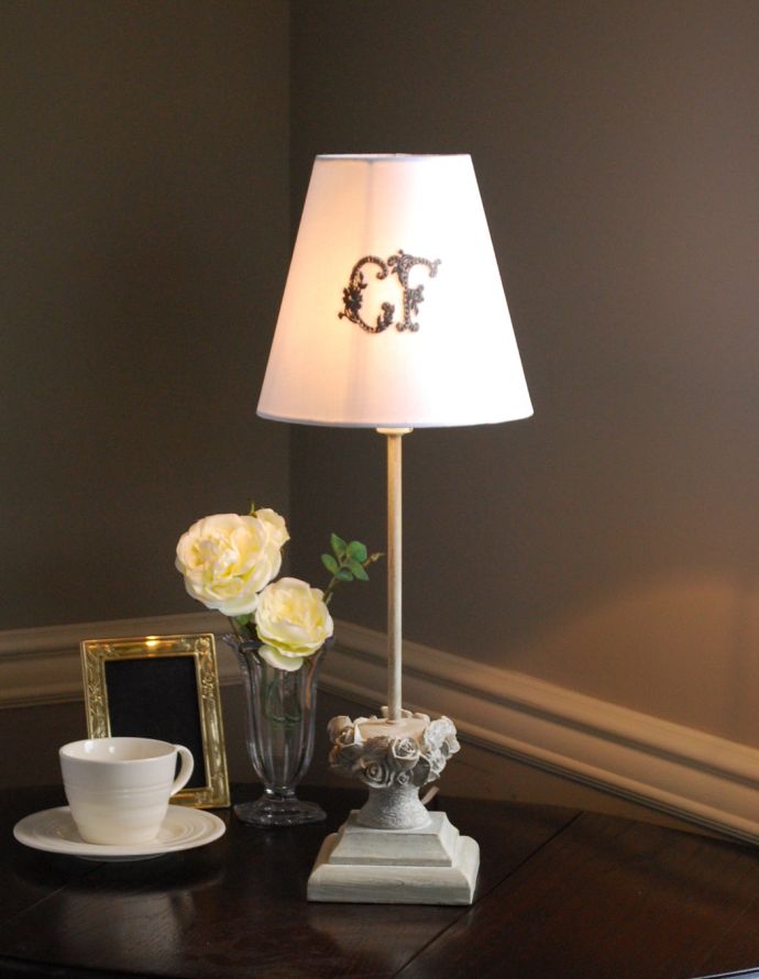 コントワールドファミーユ　照明・ライティング　ローズのスタンドが素敵なコントワール・ド・ファミーユのテーブルランプ （レジュニ）（Ｅ26球）。ベッドサイドやチェストの上に置いてみてください。(cfs-225)
