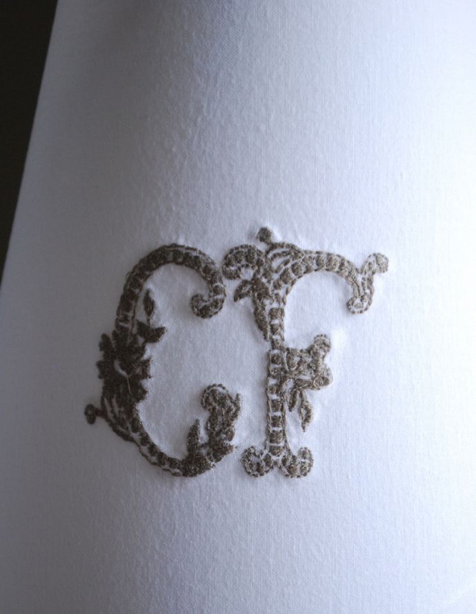 コントワールドファミーユ　照明・ライティング　ローズのスタンドが素敵なコントワール・ド・ファミーユのテーブルランプ （レジュニ）（Ｅ26球）。綺麗な三角屋根のシェードは女性らしいしなやかさがあります。(cfs-225)