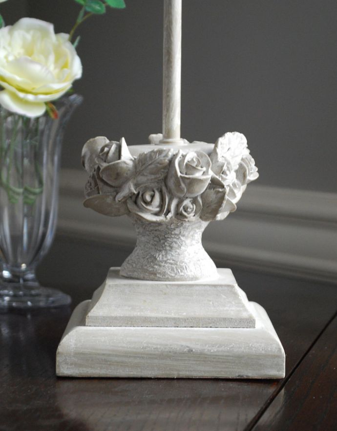 コントワールドファミーユ　照明・ライティング　ローズのスタンドが素敵なコントワール・ド・ファミーユのテーブルランプ （レジュニ）（Ｅ26球）。土台は重みもあるので、しっかりとした安定感があります。(cfs-225)