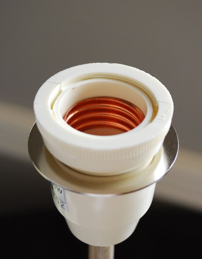 コントワールドファミーユ　照明・ライティング　ローズのスタンドが素敵なコントワール・ド・ファミーユのテーブルランプ （レジュニ）（Ｅ26球）。量販店で購入OKな国産球（口径E26・40W）が使用できます。(cfs-225)