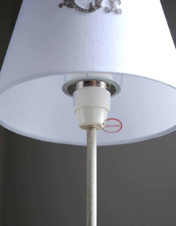 コントワールドファミーユ　照明・ライティング　ローズのスタンドが素敵なコントワール・ド・ファミーユのテーブルランプ （レジュニ）（Ｅ26球）。ボトムホルダータイプです。(cfs-225)