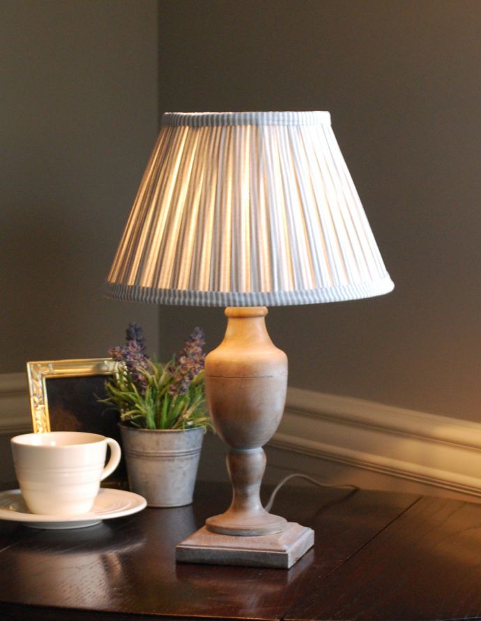 コントワールドファミーユ 照明・ライティング コントワール・ド・ファミーユのお洒落なスタンドのテーブルランプ。ベッドサイドやチェストの上に置いてみてください。(cfs-226)