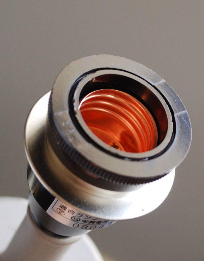 コントワールドファミーユ 照明・ライティング アカンサスモチーフのスタンドが美しい、コントワール・ド・ファミーユのテーブルランプ (E26球)。量販店で購入OKな国産球(E26タイプ・40Wまで)が使用できます。(cfs-229)