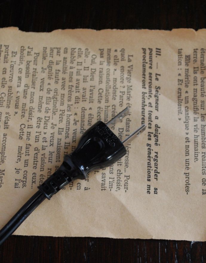 コントワールドファミーユ 照明・ライティング アカンサスモチーフのスタンドが美しい、コントワール・ド・ファミーユのテーブルランプ (E26球)。コンセントはブラック仕様になっています。(cfs-229)