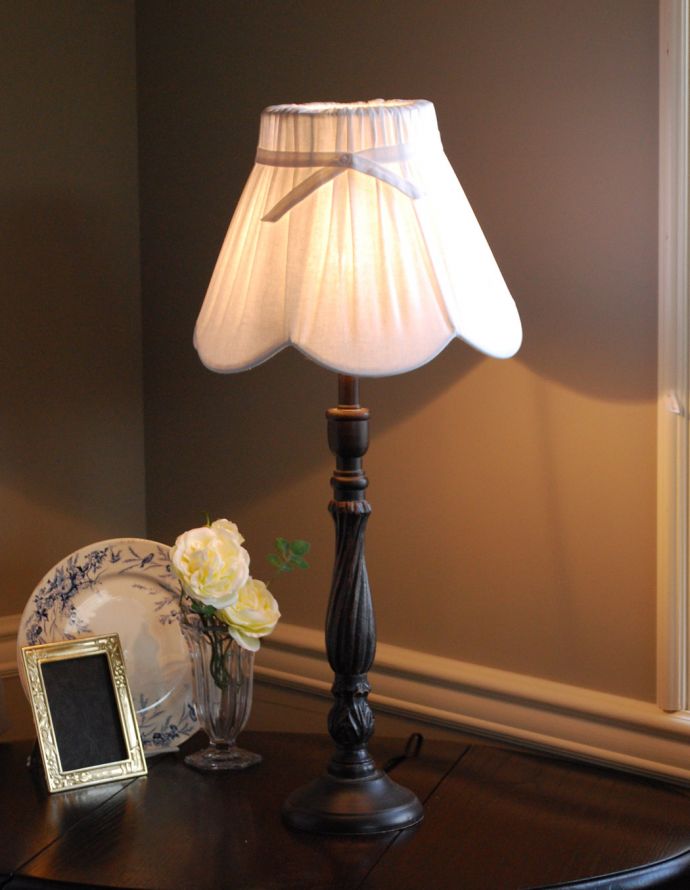 コントワールドファミーユ 照明・ライティング リボン付きのホワイトシェード×シックなスタンドを合わせたコントワール・ド・ファミーユのテーブルランプ 。ベッドサイドやチェストの上に置いてみてください。(cfs-230)