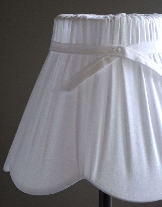 コントワールドファミーユ 照明・ライティング リボン付きのホワイトシェード×シックなスタンドを合わせたコントワール・ド・ファミーユのテーブルランプ 。プリーツが可愛いナチュラル感のあるシェードです。(cfs-230)