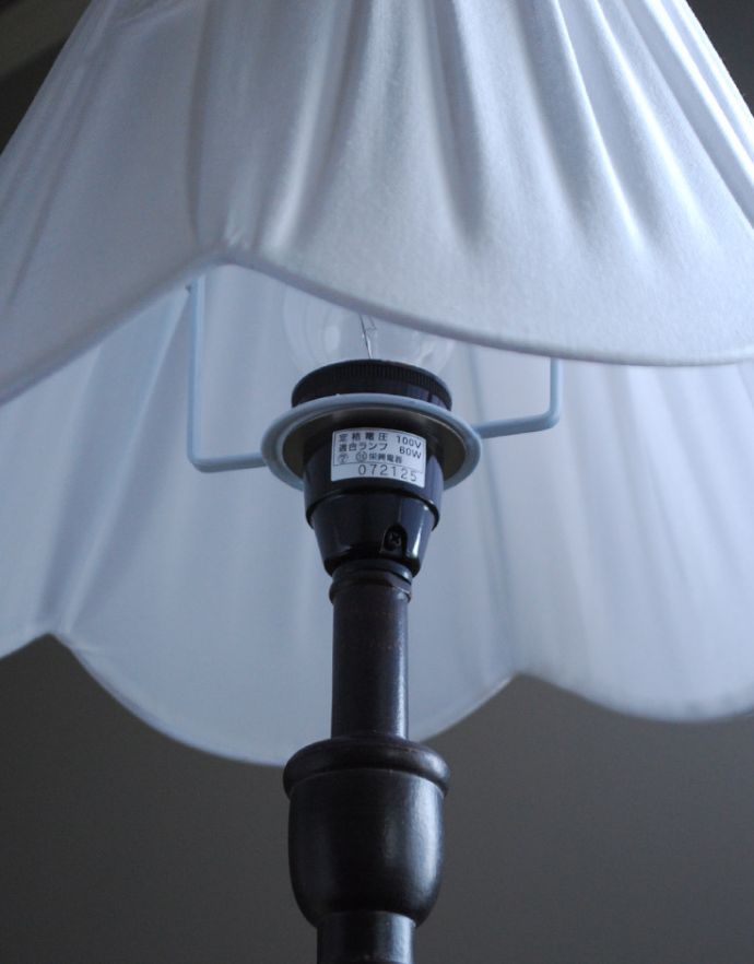 コントワールドファミーユ 照明・ライティング リボン付きのホワイトシェード×シックなスタンドを合わせたコントワール・ド・ファミーユのテーブルランプ 。ボトムホルダータイプです。(cfs-230)