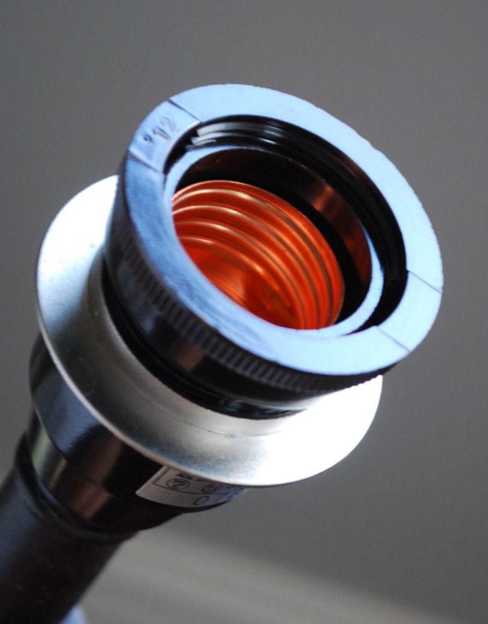 コントワールドファミーユ 照明・ライティング リボン付きのホワイトシェードのコントワール・ド・ファミーユのテーブルランプ (フェストネ)。量販店にてご購入可能な国産球(口径E26対応です)LEDも使えます。(cfs-236)