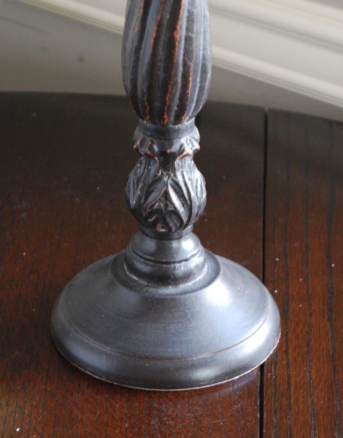 コントワールドファミーユ 照明・ライティング リボン付きのホワイトシェード×シックなスタンドを合わせたコントワール・ド・ファミーユのテーブルランプ 。凝った装飾がいかにもフランスらしいデザインです。(cfs-230)