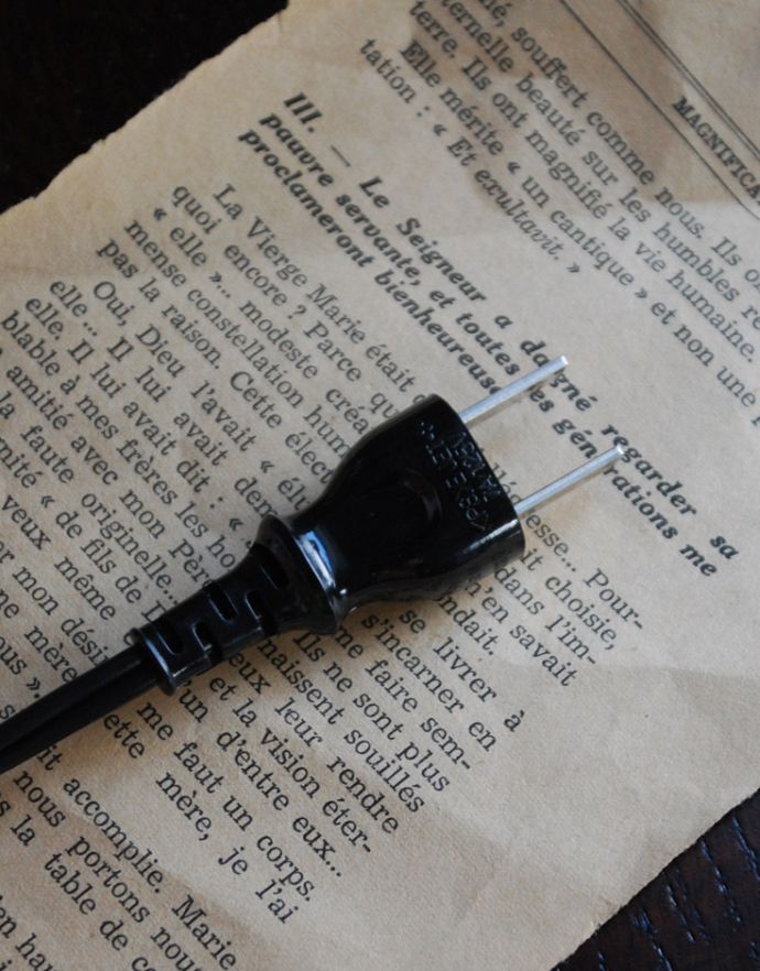 コントワールドファミーユ 照明・ライティング リボン付きのホワイトシェード×シックなスタンドを合わせたコントワール・ド・ファミーユのテーブルランプ 。コンセントはブラック仕様になっています。(cfs-230)