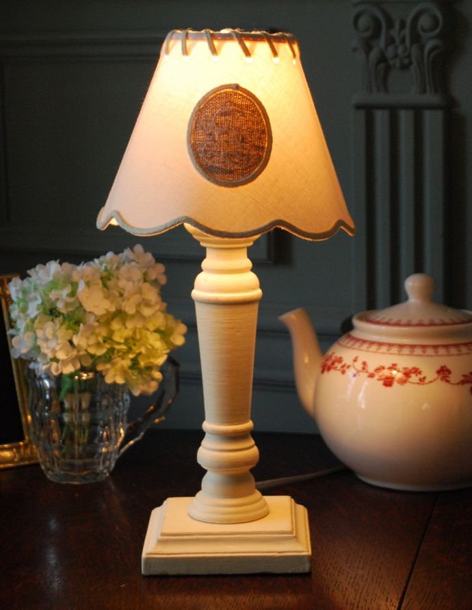 コントワールドファミーユ 照明・ライティング コントワール・ドゥ・ファミーユから届いたテーブルランプ(オンディーヌ)。ベッドサイドやチェストの上に置いてみてください。(cfs-231)