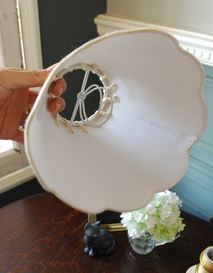 コントワールドファミーユ 照明・ライティング コントワール・ドゥ・ファミーユから届いたテーブルランプ(オンディーヌ)。電球に直接はめ込むだけで使えるクリップハンガータイプは、装着が簡単です。(cfs-231)