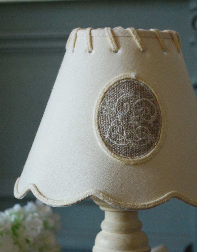 コントワールドファミーユ 照明・ライティング コントワール・ドゥ・ファミーユから届いたテーブルランプ(オンディーヌ)。綺麗な三角屋根のシェードは女性らしいしなやかさがあります。(cfs-231)