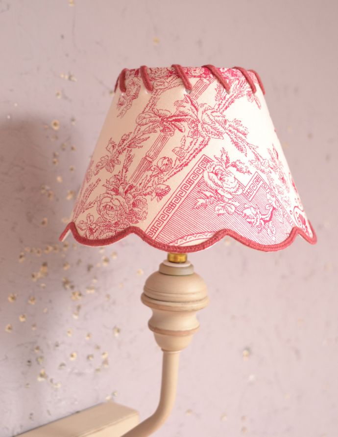 コントワールドファミーユ　インテリア雑貨　コントワール・ド・ファミーユのウォールブラケット（マチルド）（Ｅ17シャンデリア球）。鮮やかなピンクはお部屋のアクセントにピッタリ！。(cfs-234)