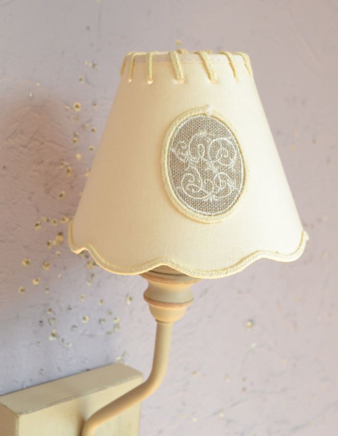 コントワールドファミーユ　照明・ライティング　コントワール・ド・ファミーユのウォールブラケット（オンディーヌ）（Ｅ17シャンデリア球）。綺麗な三角屋根のシェードは女性らしいしなやかさがあります。(cfs-235)