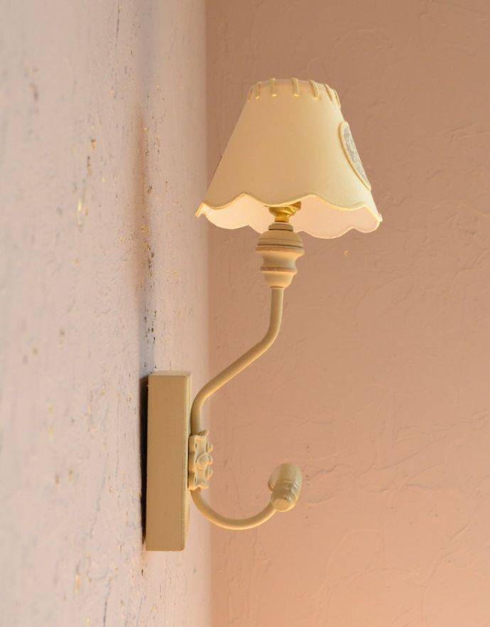 コントワールドファミーユ　照明・ライティング　コントワール・ド・ファミーユのウォールブラケット（オンディーヌ）（Ｅ17シャンデリア球）。コントワール・ドゥ・ファミーユのシェードを使用しています。(cfs-235)