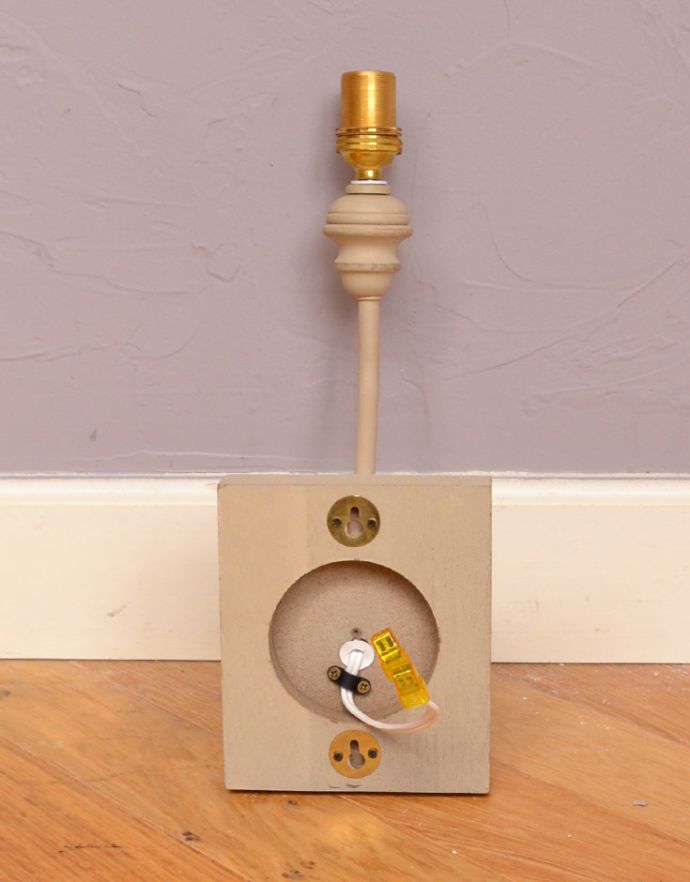 コントワールドファミーユ　照明・ライティング　コントワール・ド・ファミーユのウォールブラケット（オンディーヌ）（Ｅ17シャンデリア球）。壁からの配線に直結するので、電気屋さんによる取り付け工事が必要です。(cfs-235)