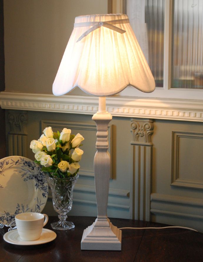 コントワールドファミーユ 照明・ライティング リボン付きのホワイトシェードのコントワール・ド・ファミーユのテーブルランプ (フェストネ)。ベッドサイドやチェストの上に置いてみてください。(cfs-236)