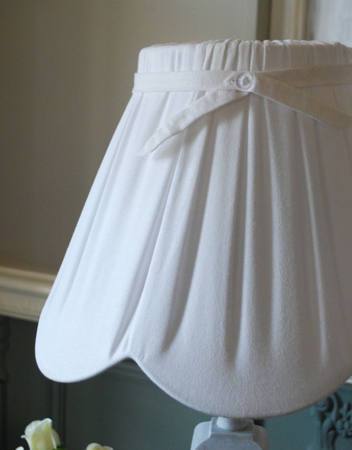 コントワールドファミーユ 照明・ライティング リボン付きのホワイトシェードのコントワール・ド・ファミーユのテーブルランプ (フェストネ)。プリーツが可愛いナチュラル感のあるシェードです。(cfs-236)