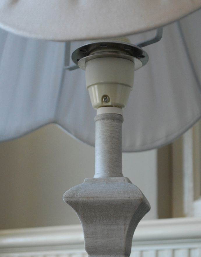 コントワールドファミーユ 照明・ライティング リボン付きのホワイトシェードのコントワール・ド・ファミーユのテーブルランプ (フェストネ)。ボトムホルダータイプです。(cfs-236)