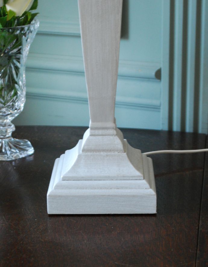 コントワールドファミーユ 照明・ライティング リボン付きのホワイトシェードのコントワール・ド・ファミーユのテーブルランプ (フェストネ)。土台はしっかりとした安定感があります。(cfs-236)