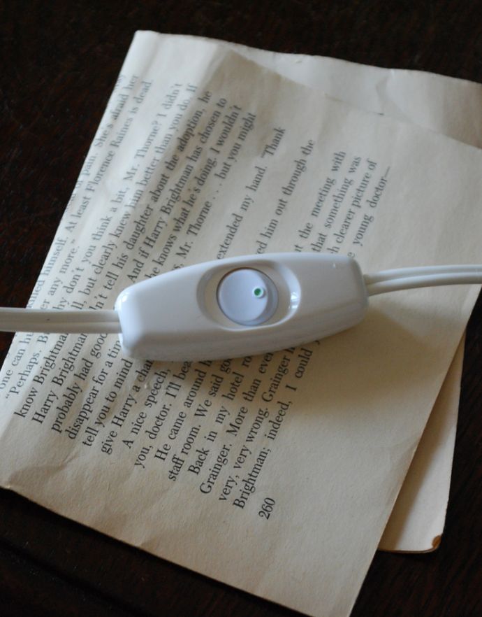 コントワールドファミーユ 照明・ライティング リボン付きのホワイトシェードのコントワール・ド・ファミーユのテーブルランプ (フェストネ)。ボタン式のスイッチです。(cfs-236)