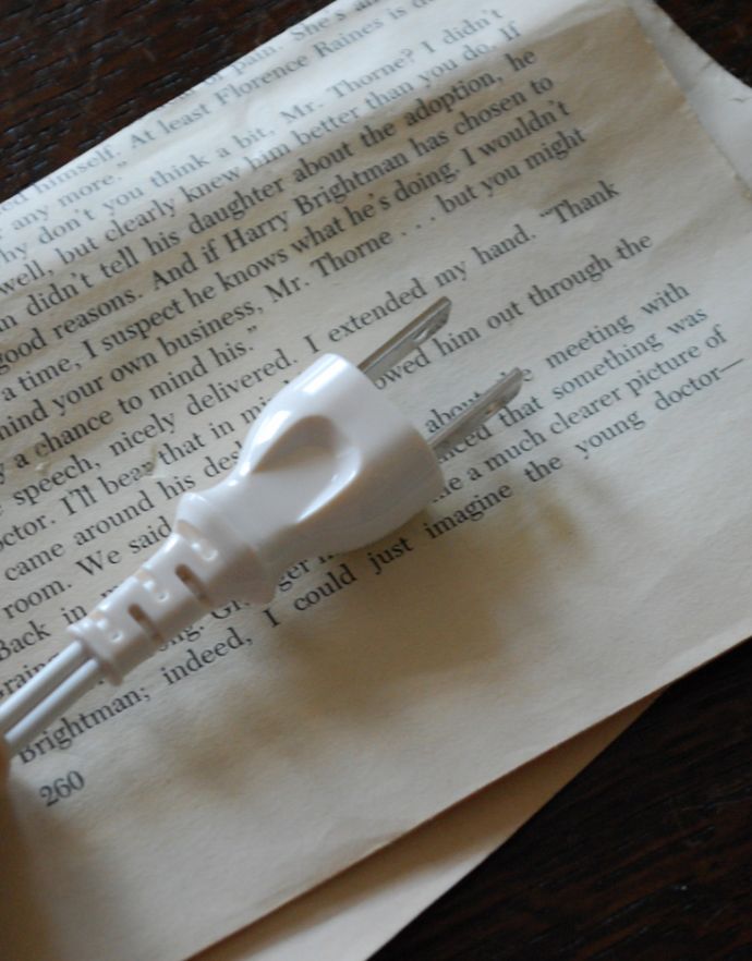 コントワールドファミーユ 照明・ライティング リボン付きのホワイトシェードのコントワール・ド・ファミーユのテーブルランプ (フェストネ)。コンセントはホワイト仕様になっています。(cfs-236)