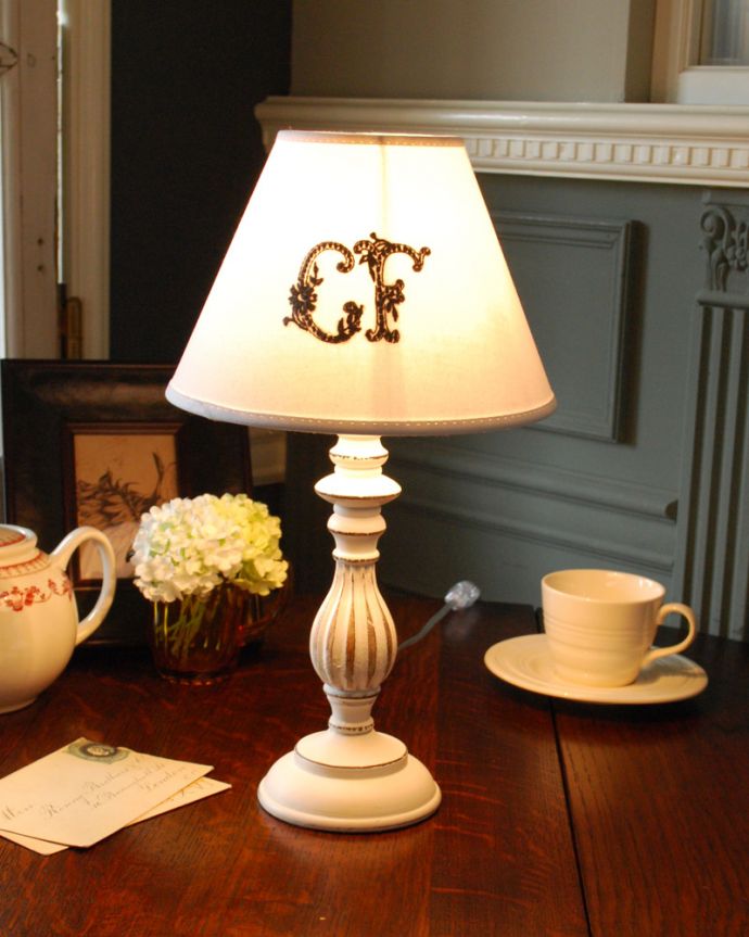 コントワールドファミーユ 照明・ライティング 刺繍入りのコントワール・ド・ファミーユのテーブルランプ (レジュニ)(E17シャンデリア球付)。ベッドサイドやチェストの上に置いてみてください。(cfs-238)