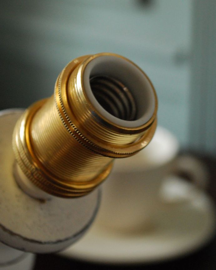 コントワールドファミーユ 照明・ライティング 刺繍入りのコントワール・ド・ファミーユのテーブルランプ (レジュニ)(E17シャンデリア球付)。量販店で購入OKな国産球(E17タイプ・40Wまで)が使用できます。(cfs-238)