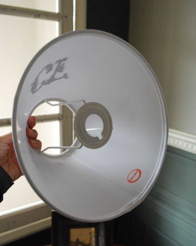 コントワールドファミーユ 照明・ライティング 刺繍入りのコントワール・ド・ファミーユのテーブルランプ (レジュニ)(E17シャンデリア球付)。ボトムホルダータイプです。(cfs-238)