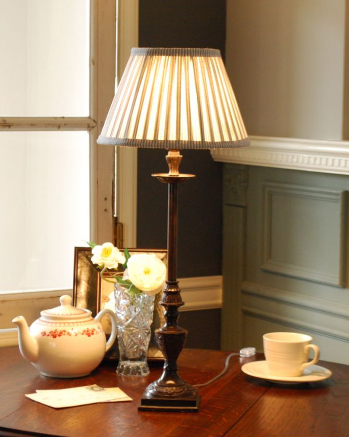 コントワールドファミーユ　照明・ライティング　コントワール・ド・ファミーユのテーブルランプ （レザンプリメ）（E26球付）。ベッドサイドやチェストの上に置いてみてください。(cfs-241)