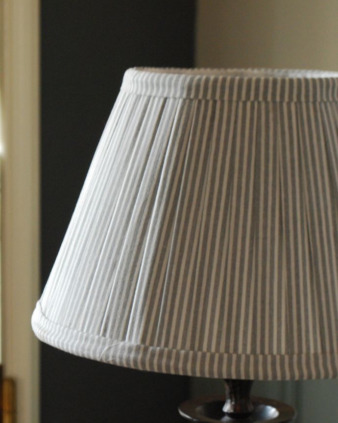 コントワールドファミーユ　照明・ライティング　コントワール・ド・ファミーユのテーブルランプ （レザンプリメ）（E26球付）。コントワール・ドゥ・ファミーユのシェードを使用しています。(cfs-241)