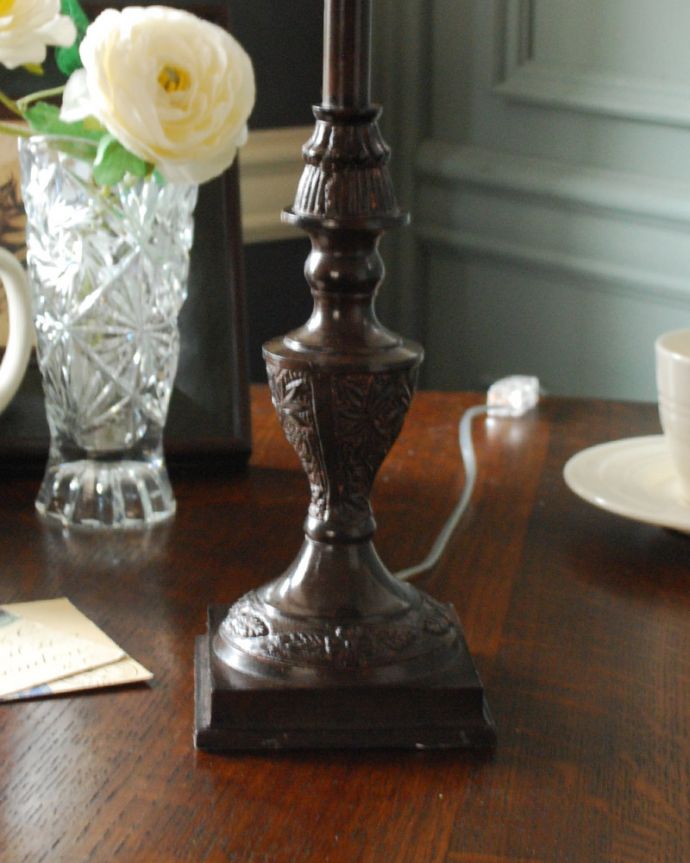 コントワールドファミーユ　照明・ライティング　コントワール・ド・ファミーユのテーブルランプ （レザンプリメ）（E26球付）。土台は重みもあるので、しっかりとした安定感があります。(cfs-241)