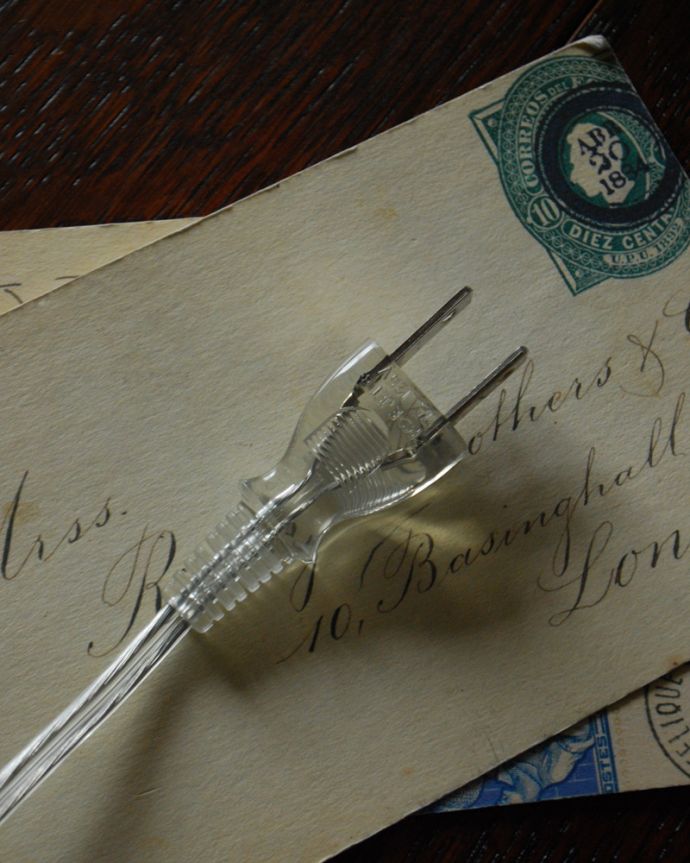 コントワールドファミーユ　照明・ライティング　コントワール・ド・ファミーユのテーブルランプ （レザンプリメ）（E26球付）。コンセントの先端も透明の使用になっています。(cfs-241)