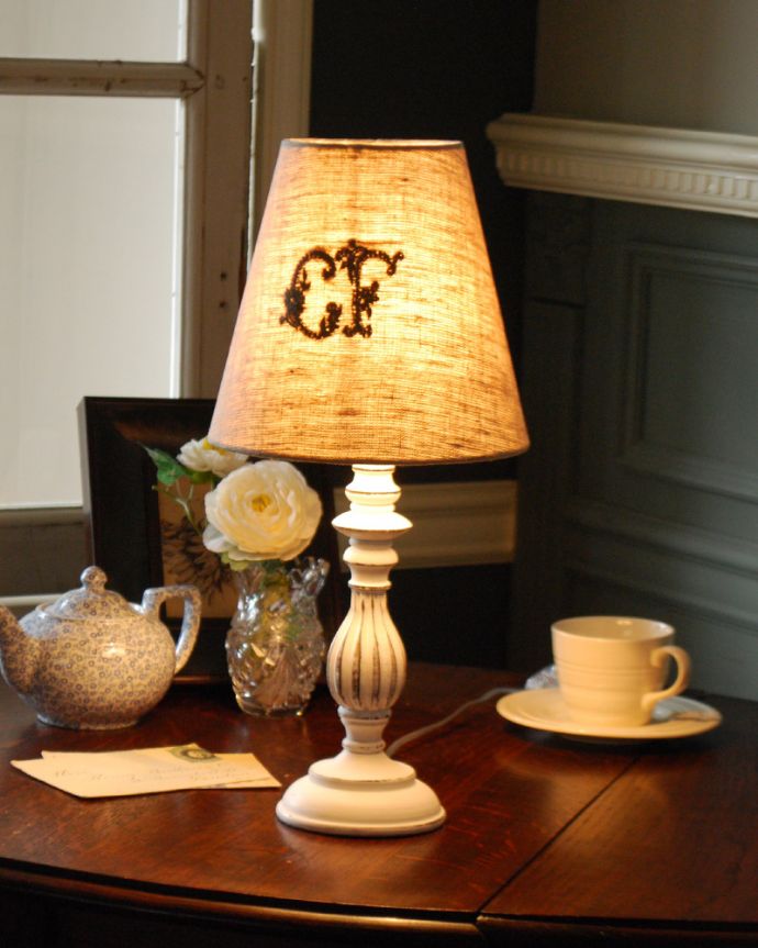 コントワールドファミーユ　照明・ライティング　コントワール・ド・ファミーユのテーブルランプ （トワルドラン）(E17シャンデリア球付）。ベッドサイドやチェストの上に置いてみてください。(cfs-242)