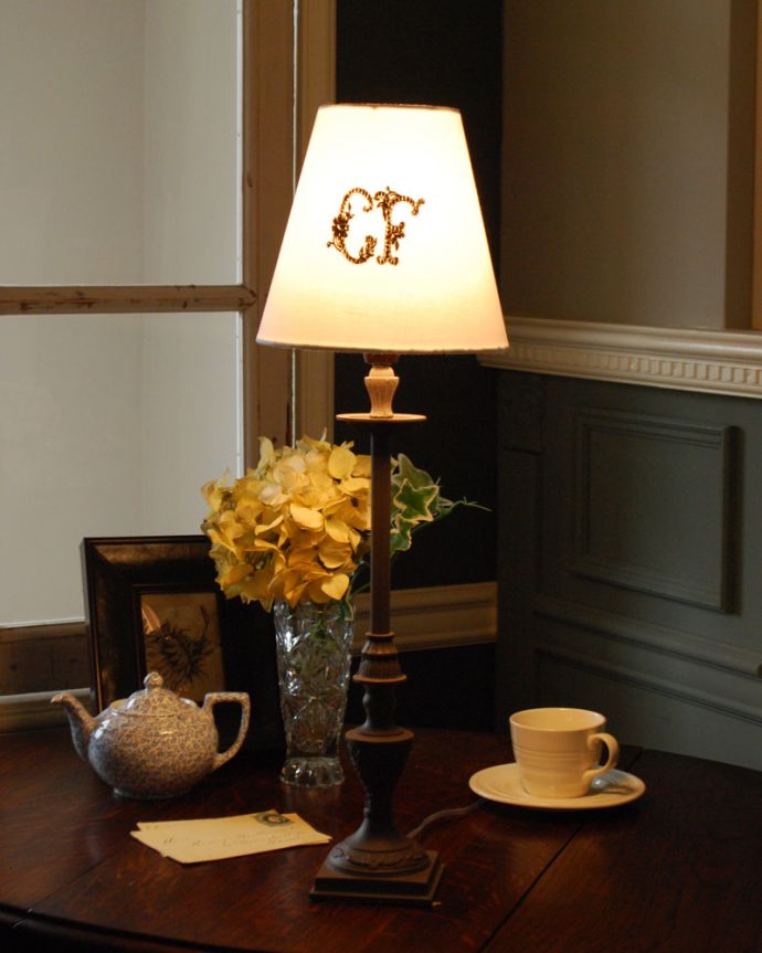 コントワールドファミーユ 照明・ライティング コントワール・ド・ファミーユのテーブルランプ(レジュニ)(E26球付)。ベッドサイドやチェストの上に置いてみてください。(cfs-244)