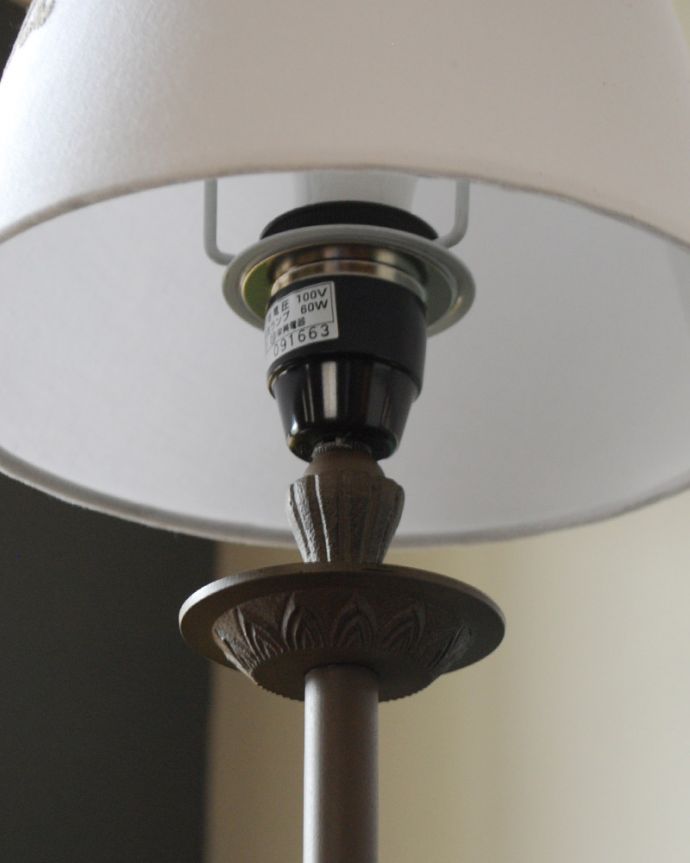 コントワールドファミーユ 照明・ライティング コントワール・ド・ファミーユのテーブルランプ(レジュニ)(E26球付)。凝った装飾がいかにもフランスらしいデザインです。(cfs-244)