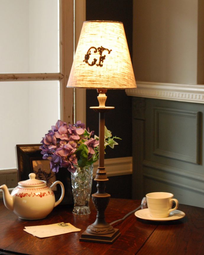 コントワールドファミーユ 照明・ライティング コントワール・ド・ファミーユのテーブルランプ (トワルドラン)(E26球)。ベッドサイドやチェストの上に置いてみてください。(cfs-245)